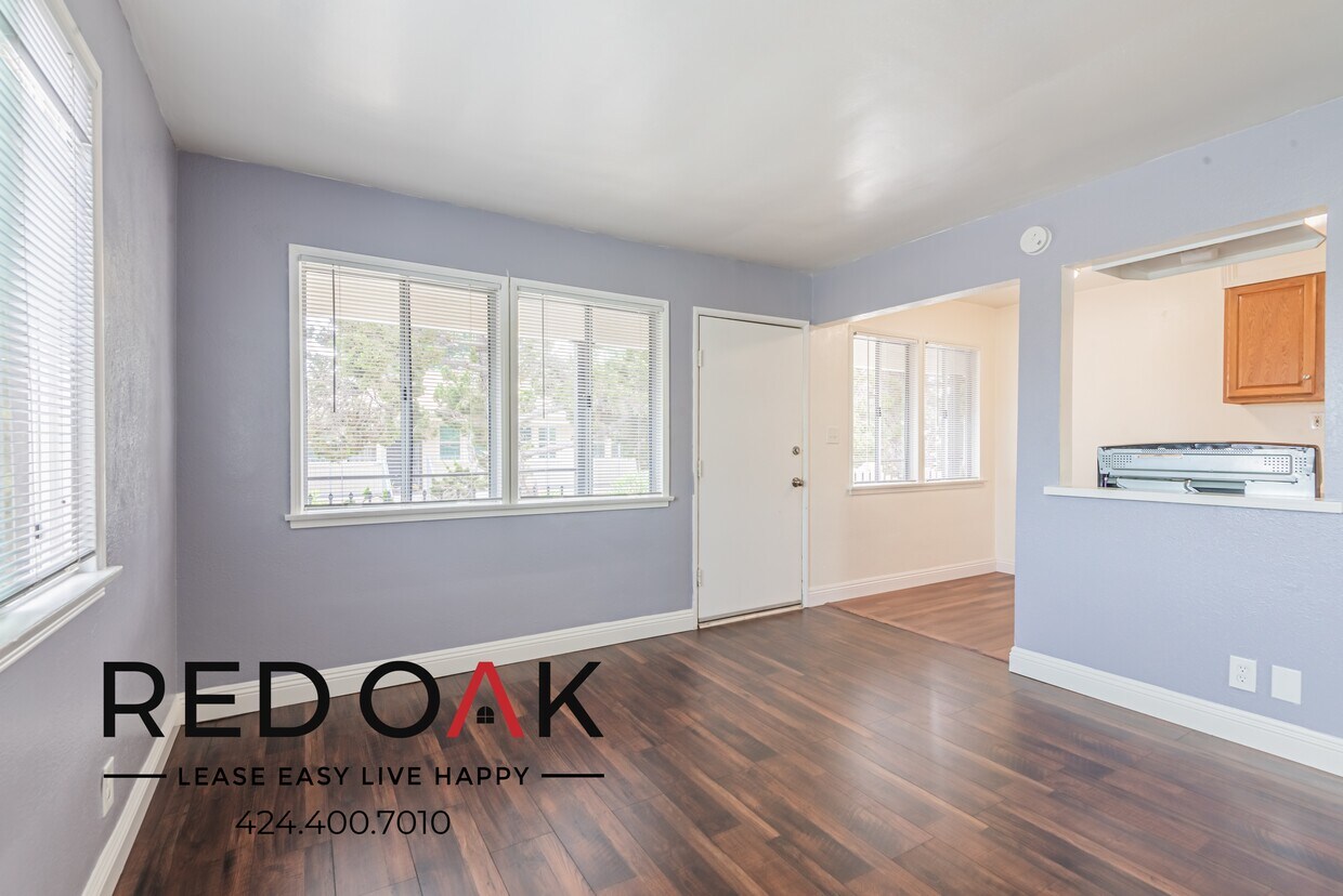 Primary Photo - Lovely Top Floor One Bedroom with Sunlit S...