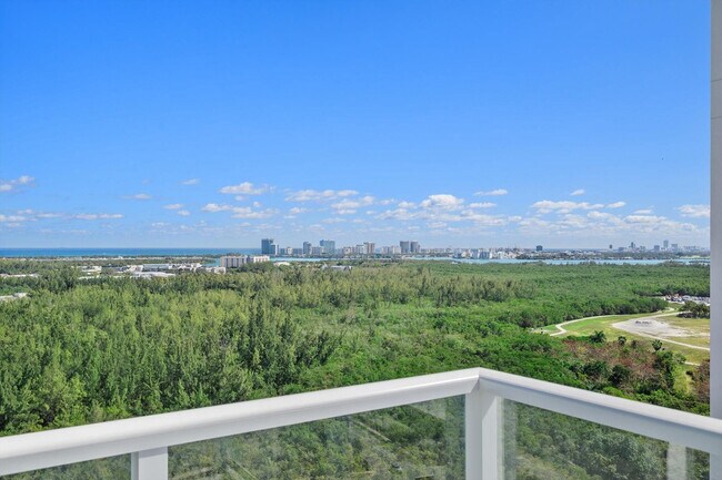 Foto del edificio - 15051 Royal Oaks Ln