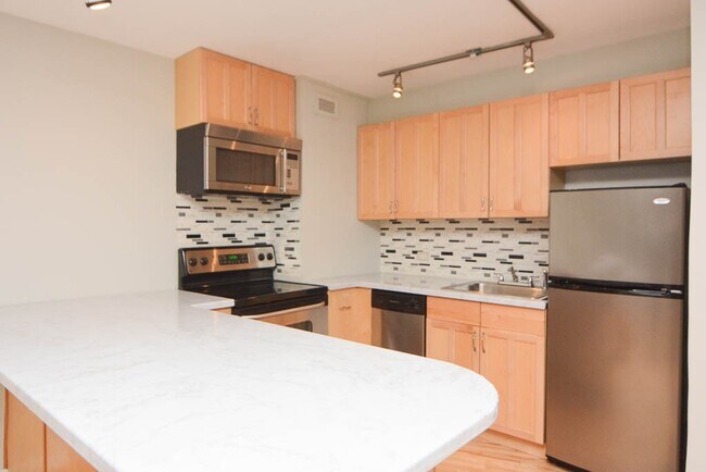 Building Photo - 429 W Wellington Ave