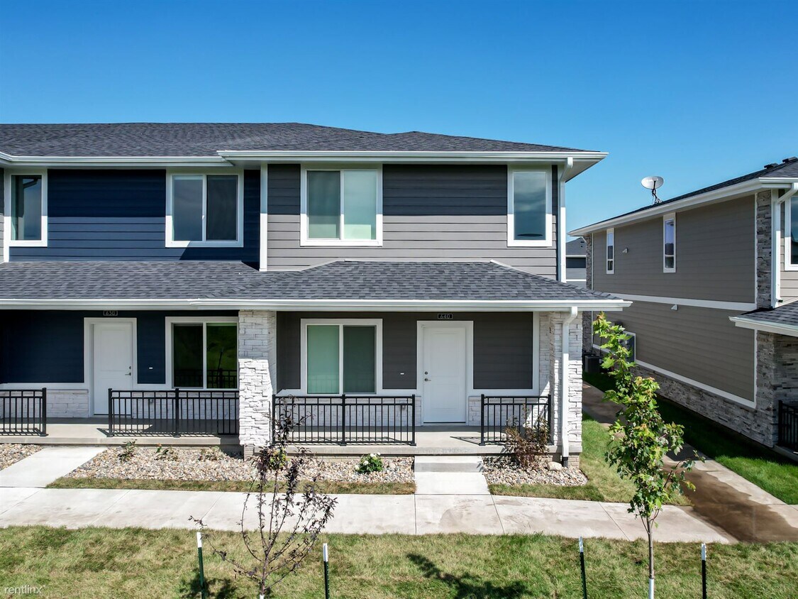 Foto principal - 3 br, 2.5 bath Townhome - 640 SE Greyson Ln