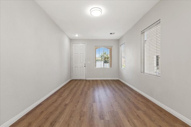 Foto del edificio - Newly Updated 4 bd, 3 bth Must See No Carpet