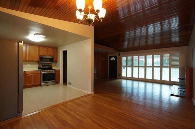 Building Photo - 2806 San Pedro Dr NE