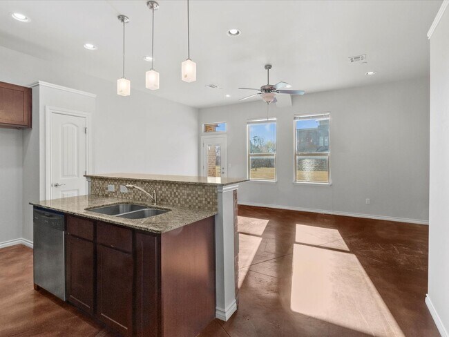 Foto del edificio - Move in Special! Gorgeous newer 2br 2.5ba Townhome!!