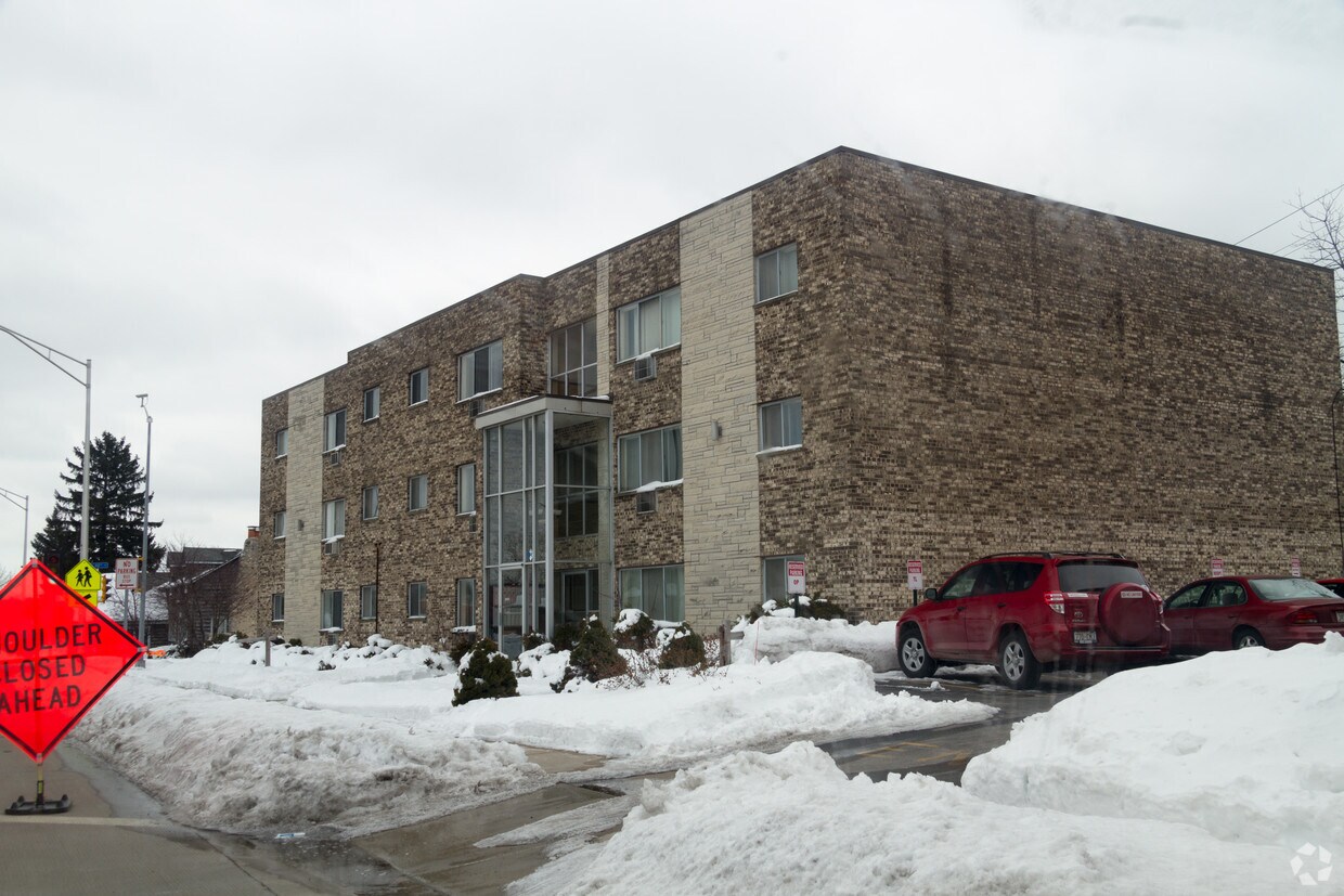 Building Photo - 11205 W Bluemound Rd