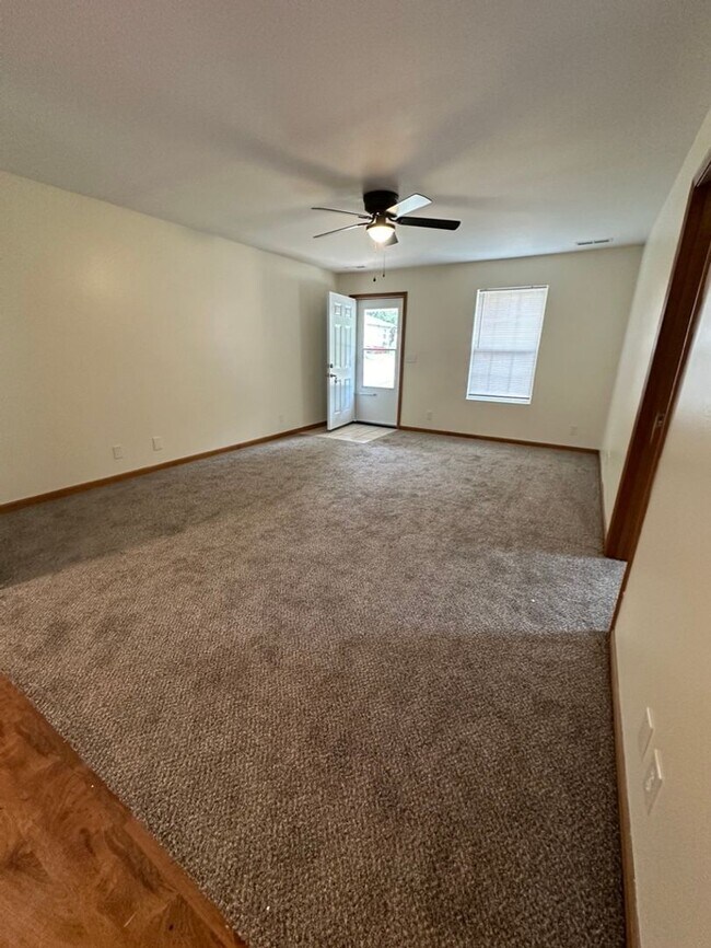 Building Photo - 2 Bedroom 1 Bath Duplex for Rent!