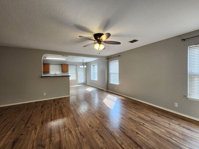Foto del edificio - No Carpet / Storage Shed / Back Patio  /  ...