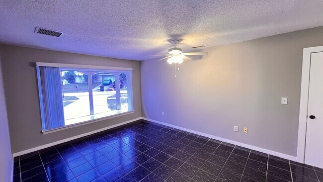 Building Photo - Comfortable 3/2 in Deltona