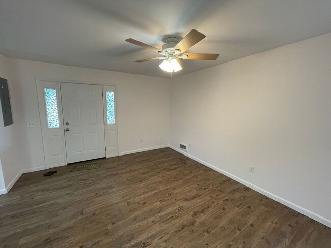 Building Photo - Beautiful Like New 2br, 1ba home with garage.