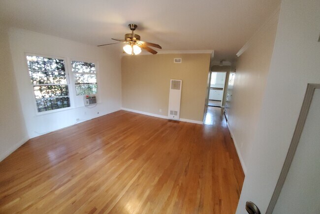 Gran sala de estar - 4553 1/2 Kingswell Ave