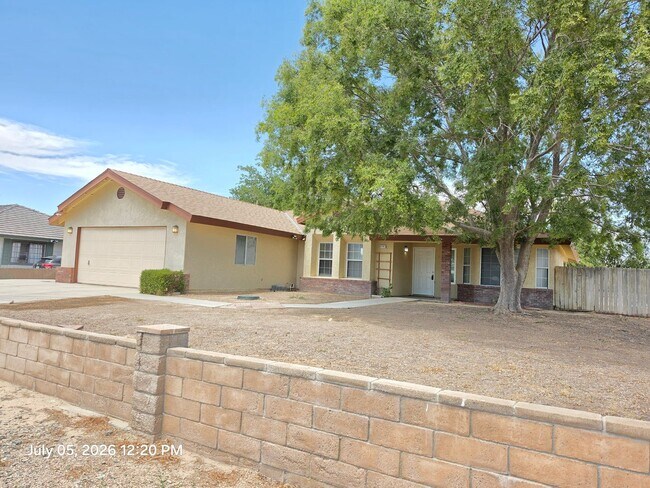 Building Photo - Spacious 4 Bedrooms & 3 Full bathroom Home with Over 2,200 Sq Ft on a Corner Lot!
