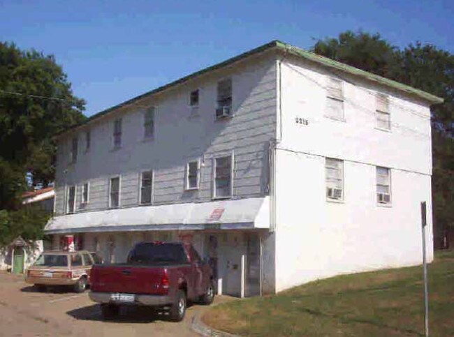 Fotografía del edificio - 2215 Riverview Dr