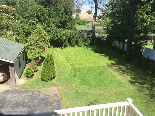 Patio interior - 175 N Lansdowne Ave