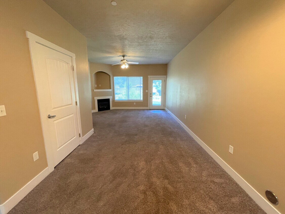 Foto principal - 16650 N Profit Cir