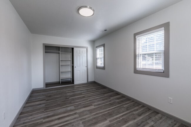 Building Photo - 305 S 7th St