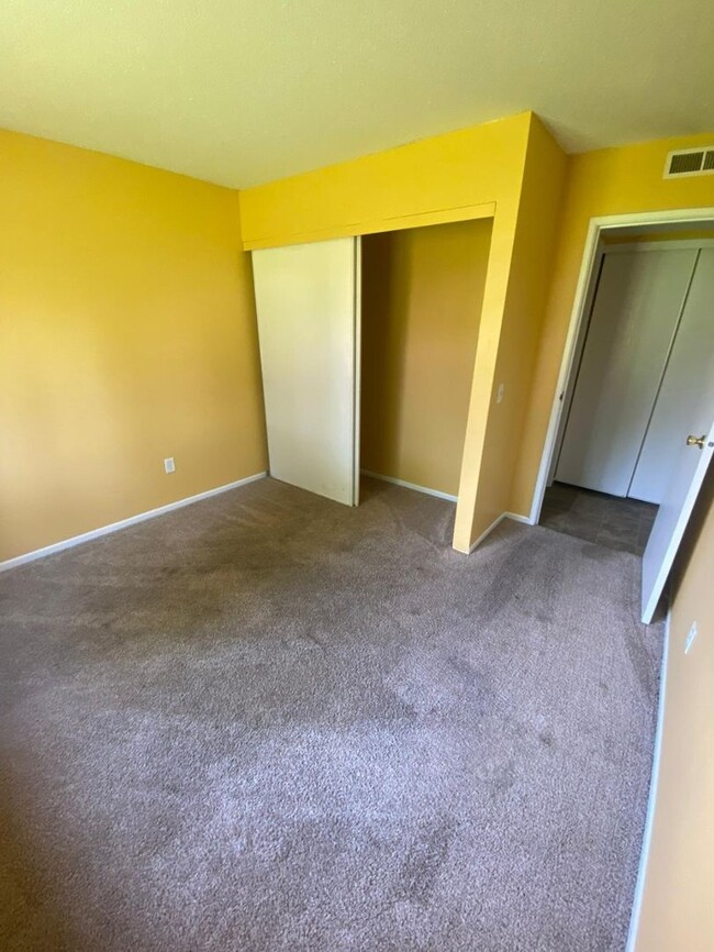 Building Photo - New Listing! 2 bedroom 1 bath apartment