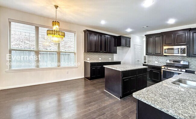 Foto del edificio - 4811 Sunset Park Ln