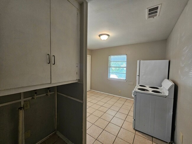 Building Photo - 2bed 1 bath near VA Hospital