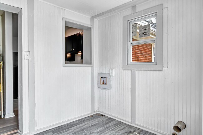 Foto del edificio - 1038 W Whitney Ave