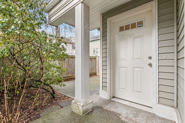 Building Photo - 2bd/1.5ba Seattle Townhouse