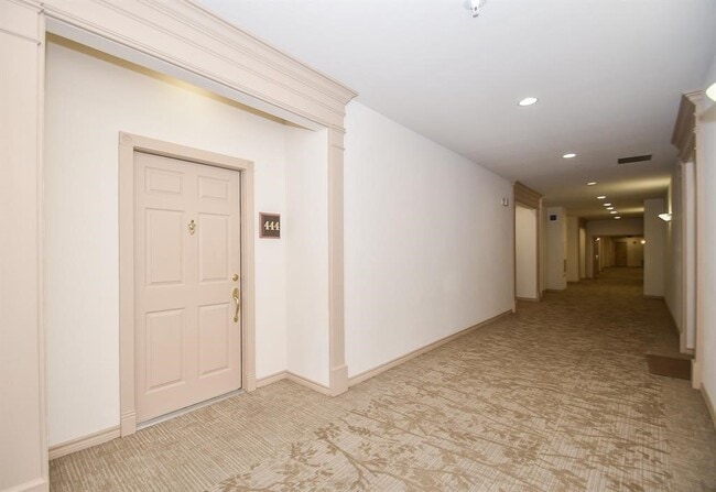 Foto del edificio - 2400 McCue Rd