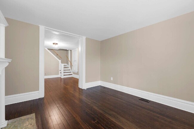 Building Photo - "Beautiful 3-Bedroom, 2-Full Bath Duplex Featuring Hardwood Floors and a Fenced Yard!"