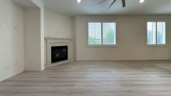 Foto del edificio - PRICE REDUCTION! Beautiful 4 Bedroom 3 Bat...