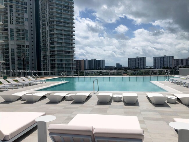 Foto del edificio - 300 Sunny Isles Blvd