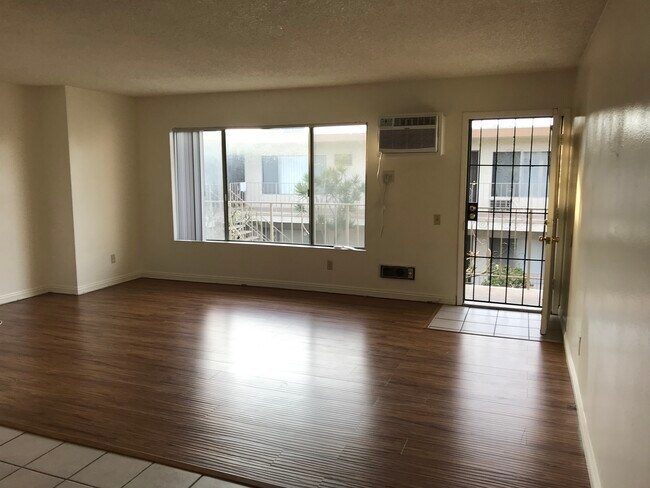 Living room - 721 S Webster Ave
