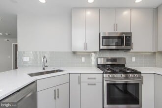 Building Photo - 712 S Sartain St