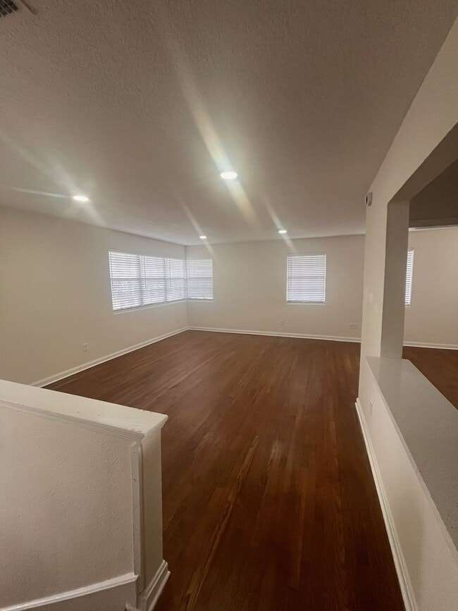 Foto del edificio - Two Bedroom One Bath Upstairs Apartment In Avondale