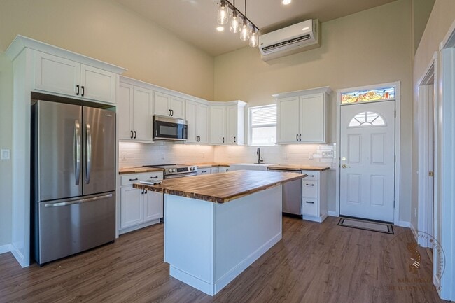 Building Photo - 2141 Redcliff Cir