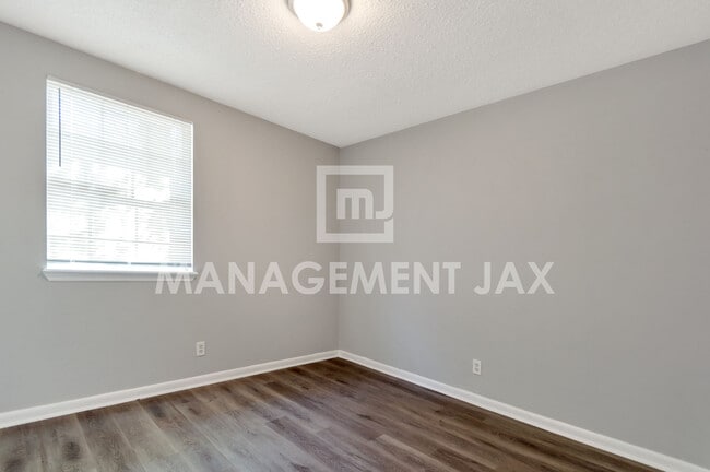 Building Photo - 1417 W 23rd St