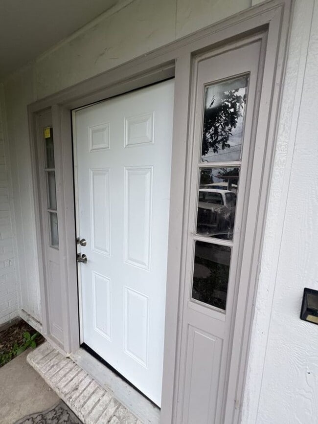 Building Photo - Newly renovated! 2 bedroom 1 bath townhous...