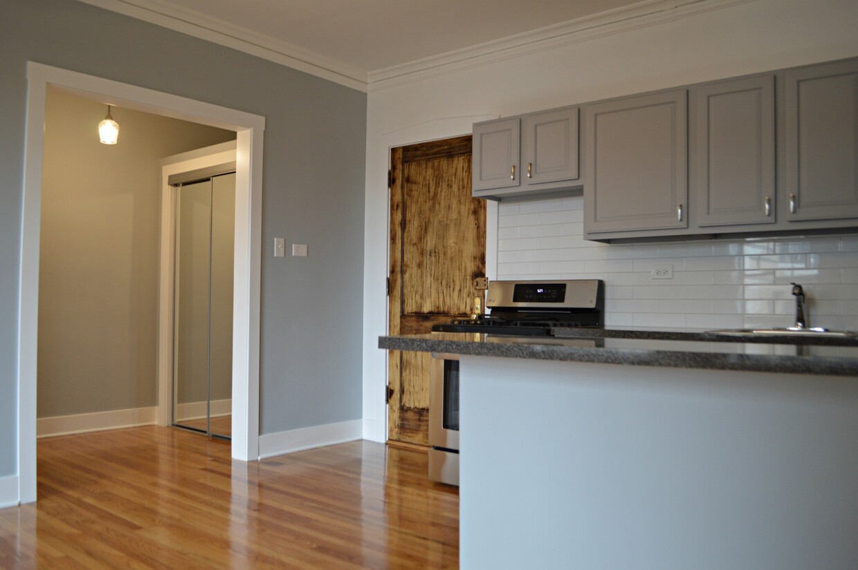 Primary Photo - 1631 W Belmont Ave