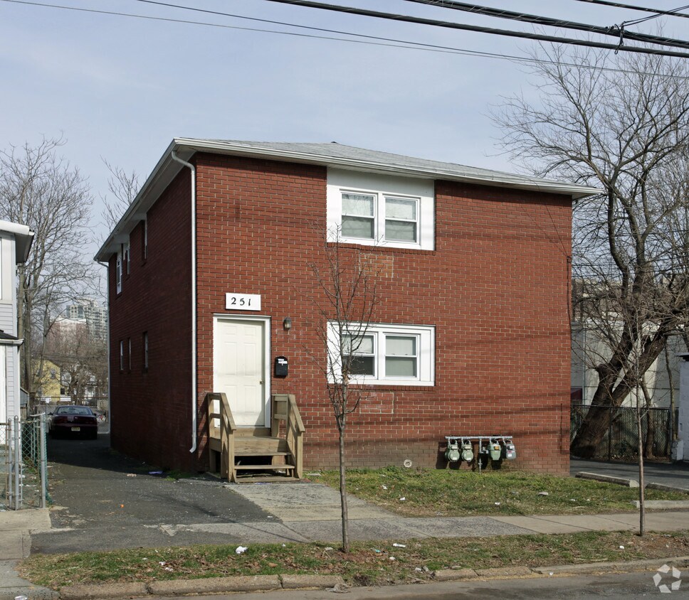 Primary Photo - 251 Baldwin St