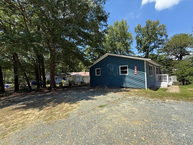 Building Photo - Newly Remodeled 2BD, 1BA Chapel Hill Apart...