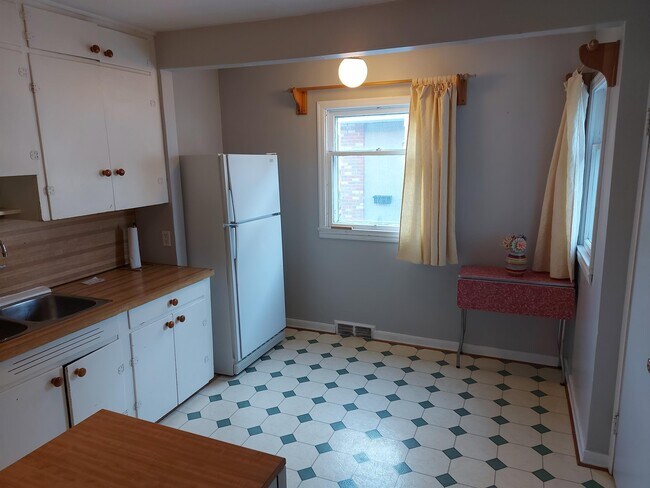 Photo du bâtiment - 2219 Bowness Rd NW