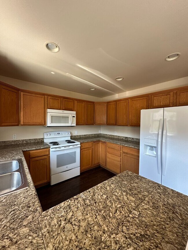 Foto del edificio - Three Bedroom Two and One Half Bath Duplex...