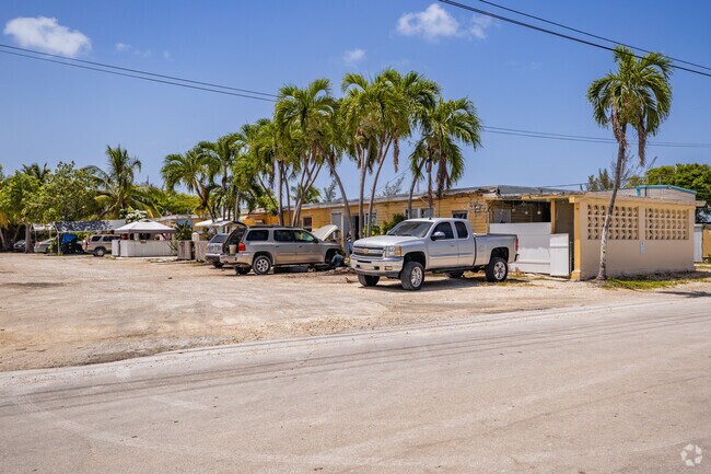 Vista de la parcela sur desde 4th Ave hacia el oeste del sitio. - 5730 4th Ave