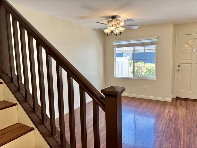 Building Photo - Stunning 3-bedroom and 2.5-bathroom Townho...