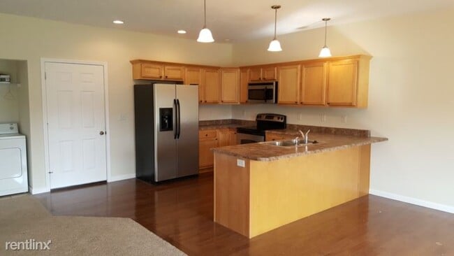 Building Photo - 3 br, 2 bath Condo - 4402 University Dr