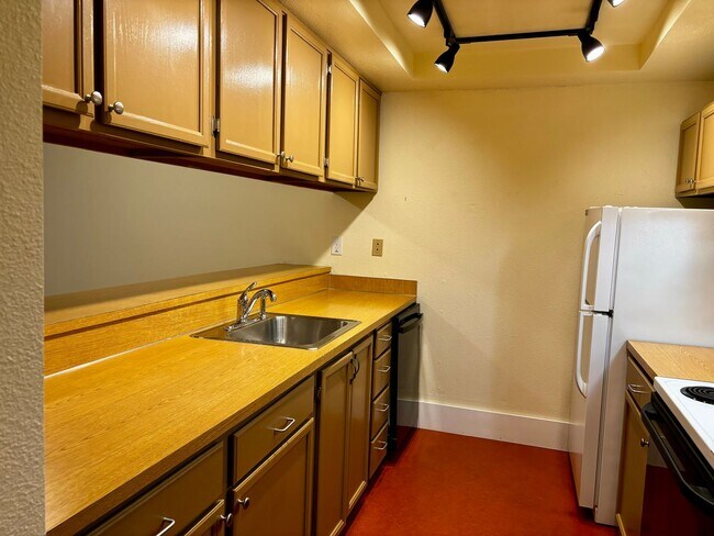 Foto del edificio - Maple Leaf Condo, 2 bedroom, 2 bath