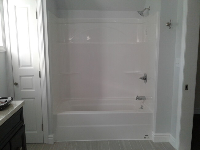 Tub/Shower in Bathroom - 1516 Thackery St