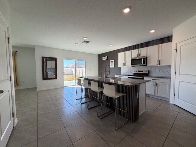 Foto del edificio - Beautiful 4 bed/3 bath 2 story!