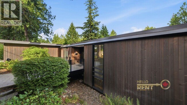 Photo du bâtiment - 6510 Madrona Crescent