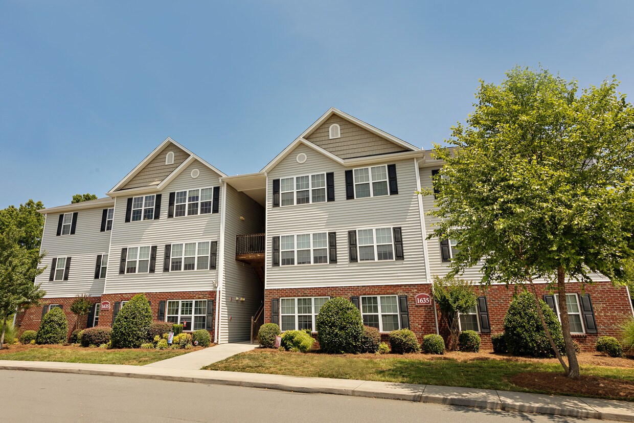 The Pointe at Peters Creek Apartments in WinstonSalem, NC