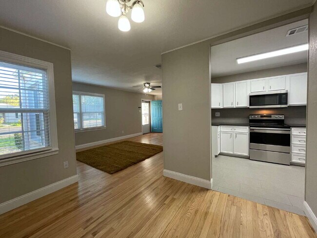 Building Photo - Completely remodeled and spacious 2 bedroo...