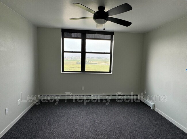 Building Photo - 202 E Greenfield Ln