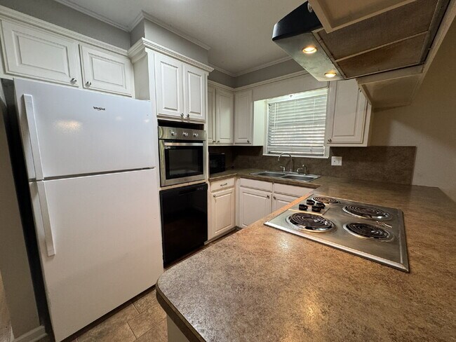 Foto del edificio - 3 bedroom  1 1/2 baths featuring large bed...