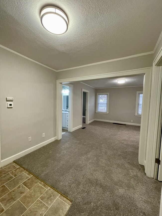 Building Photo - 108 S Hawthorne Ave